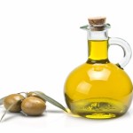 Aceite de oliva virgen en una aceitera clásica.